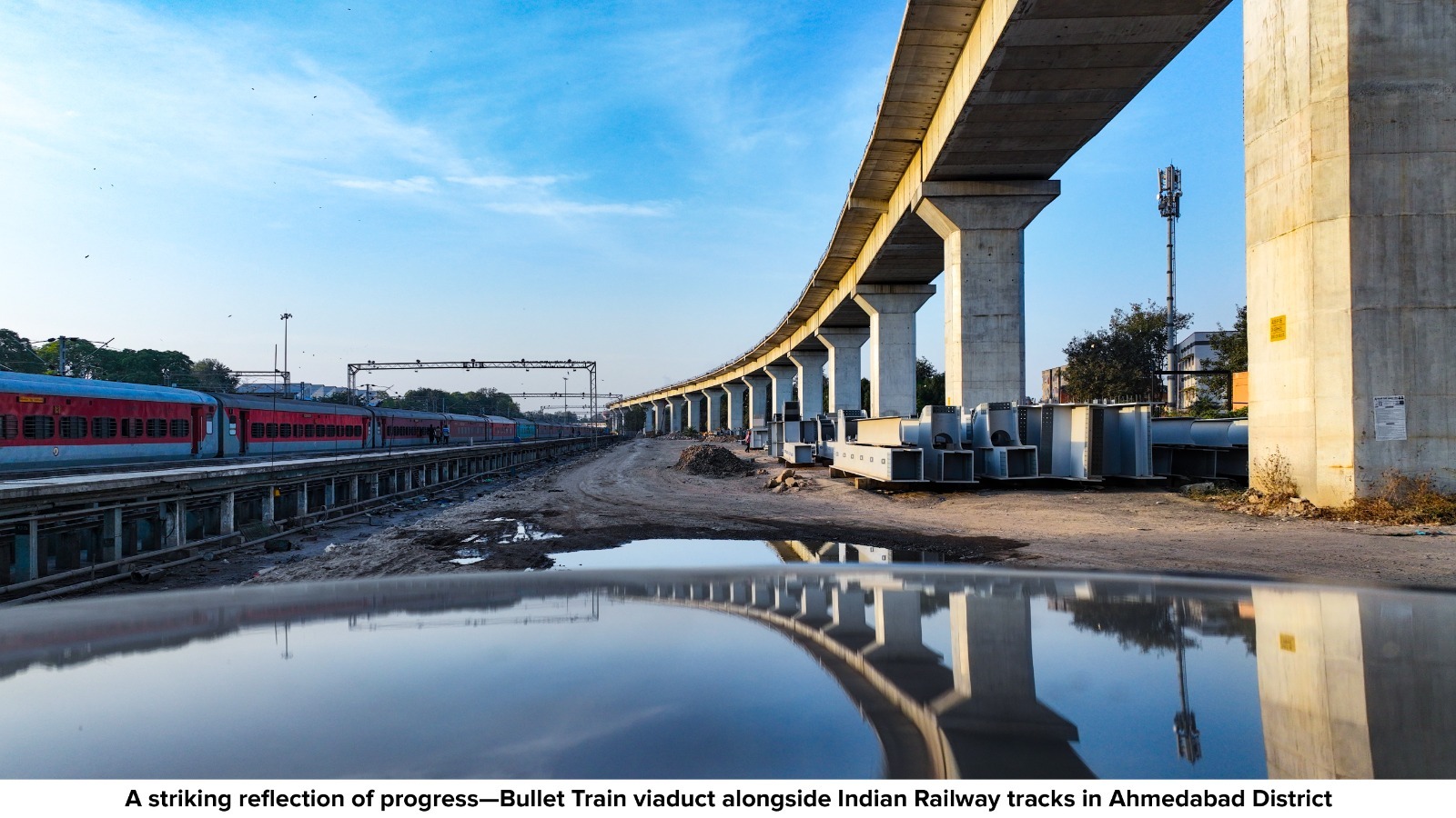 進歩を象徴する印象的な光景—アーメダバード地区でインド鉄道の線路に並行する高速鉄道高架橋